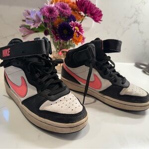 Nike Court Borough mid Black and Pink